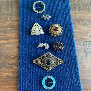 Lot of 8 vintage women’s brooches
